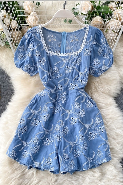 Modern női overál négyzet alakú nyakkivágással és hímzéssel