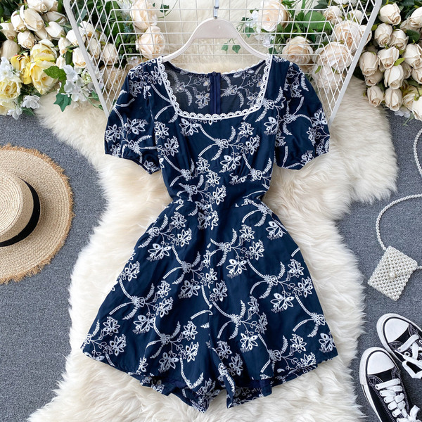 Modern női overál négyzet alakú nyakkivágással és hímzéssel