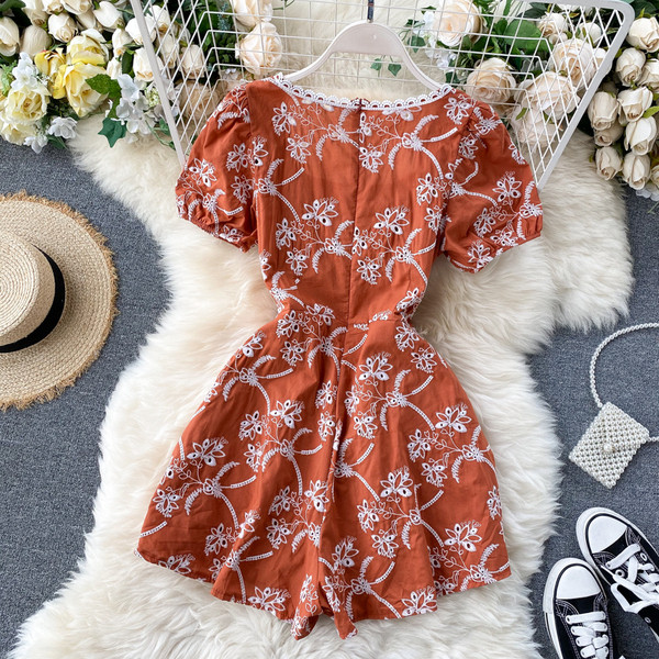 Modern női overál négyzet alakú nyakkivágással és hímzéssel