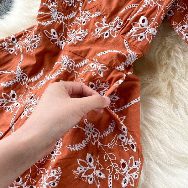 Modern női overál négyzet alakú nyakkivágással és hímzéssel