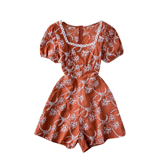 Modern női overál négyzet alakú nyakkivágással és hímzéssel