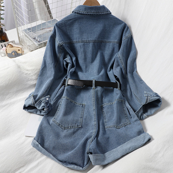 Sieviešu džinsa kombinezons ar garām piedurknēm un klasisku apkakli