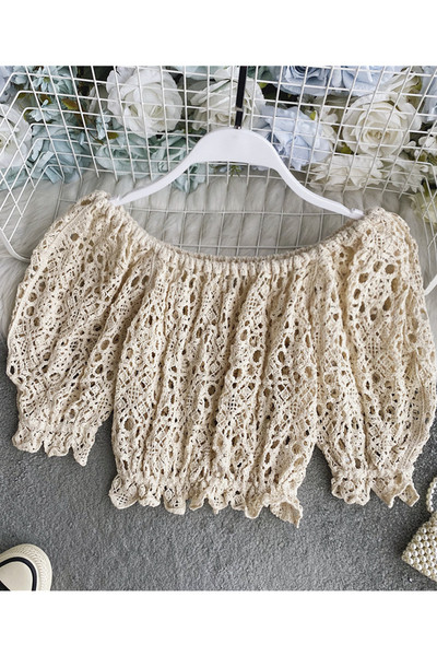 Modern, rövid kötött női blúz ovális nyakkivágással