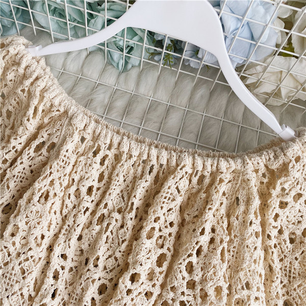 Modern, rövid kötött női blúz ovális nyakkivágással