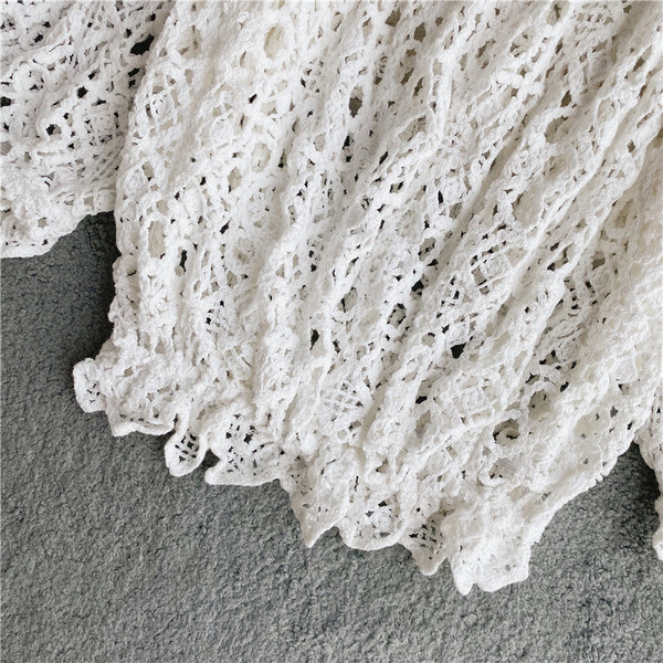 Modern, rövid kötött női blúz ovális nyakkivágással