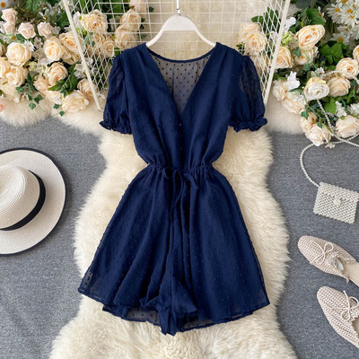 Modern női overall spitz nyakkivágással és nyakkendővel