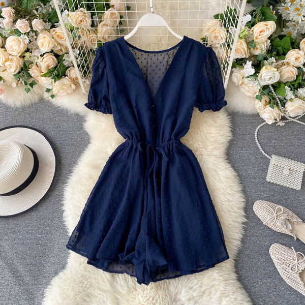 Modern női overall spitz nyakkivágással és nyakkendővel