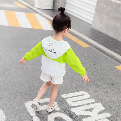 Vékony gyerekkabát lányoknak kapucnival, felirattal