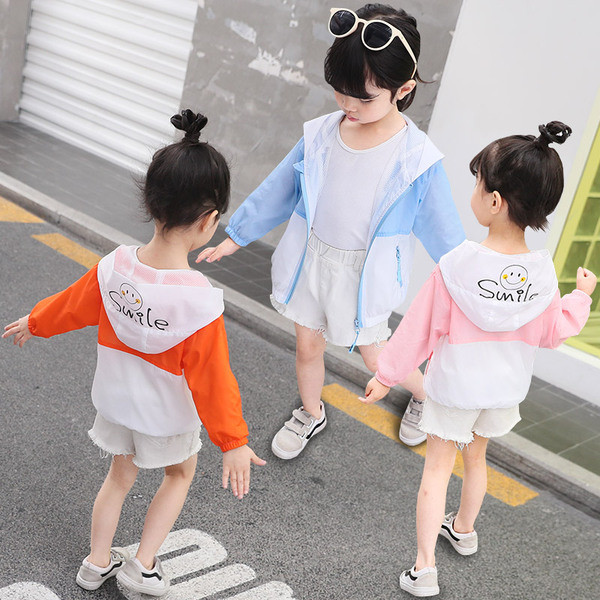 Vékony gyerekkabát lányoknak kapucnival, felirattal