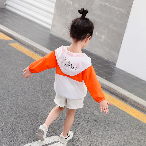 Vékony gyerekkabát lányoknak kapucnival, felirattal