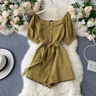 Μοντέρνα γυναικεία ολόσωμη φόρμα με ντεκολτέ και ζώνη