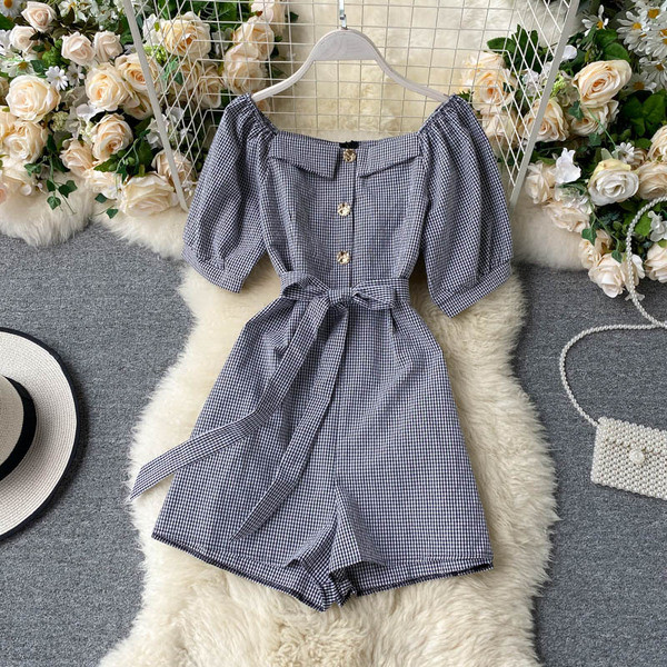 Μοντέρνα γυναικεία ολόσωμη φόρμα με ντεκολτέ και ζώνη