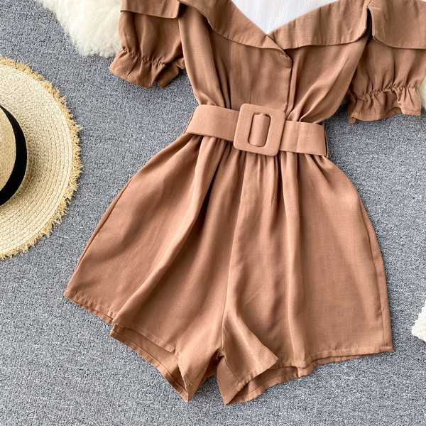 Moodne paljaste õlgadega naiste kombinesoon