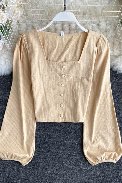 Kandilise kaelusega ja laiade varrukatega naiste särk