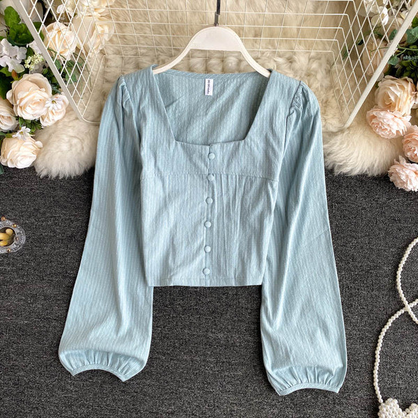 Kandilise kaelusega ja laiade varrukatega naiste särk