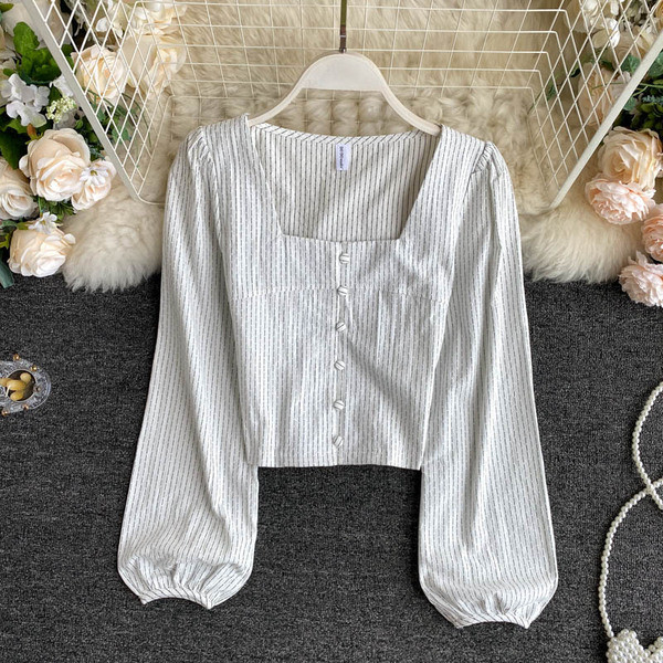 Kandilise kaelusega ja laiade varrukatega naiste särk