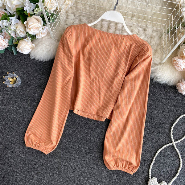 Kandilise kaelusega ja laiade varrukatega naiste särk