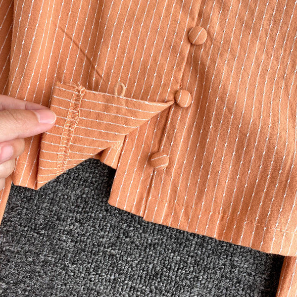 Kandilise kaelusega ja laiade varrukatega naiste särk