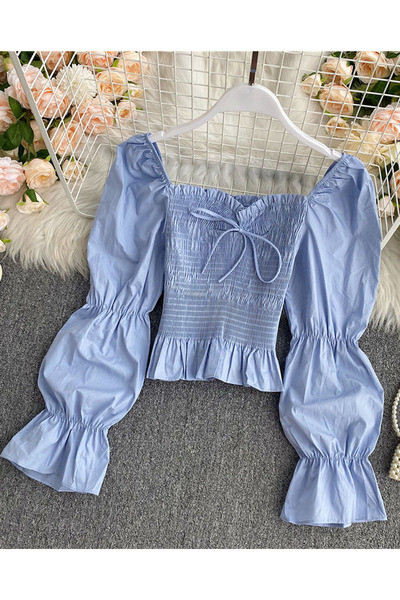 Moodne naiste pluus kandilise kaelusega ja lipsudega