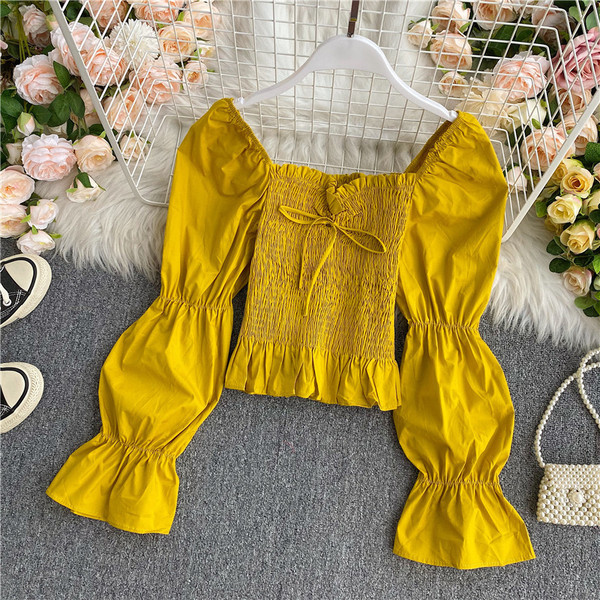 Moodne naiste pluus kandilise kaelusega ja lipsudega