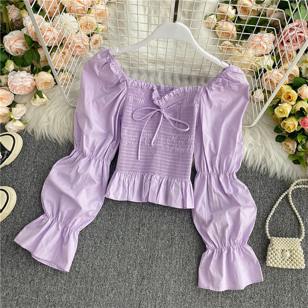 Moodne naiste pluus kandilise kaelusega ja lipsudega