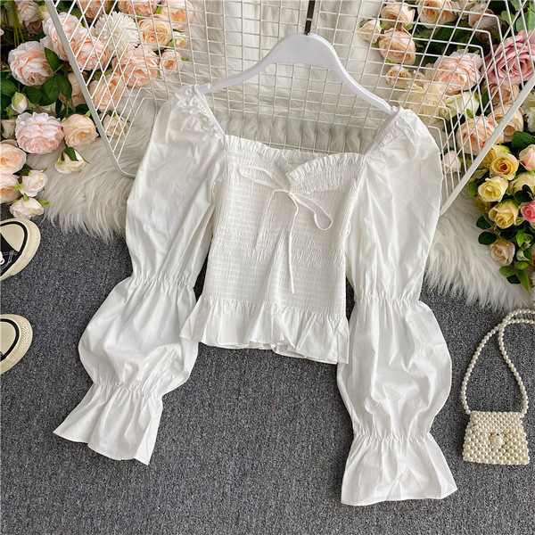 Moodne naiste pluus kandilise kaelusega ja lipsudega