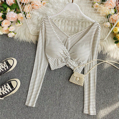 Γυναικεία μοντέρνα μπλούζα με λαιμόκοψη