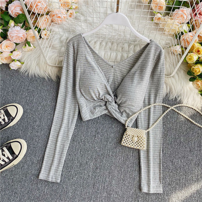 Γυναικεία μοντέρνα μπλούζα με λαιμόκοψη