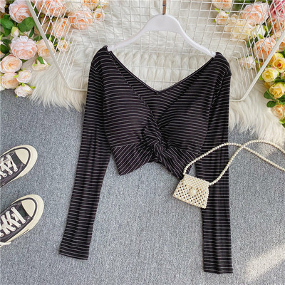 Γυναικεία μοντέρνα μπλούζα με λαιμόκοψη