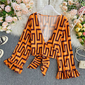 Stílusos női rövid blúz széles ujjakkal és spitz nyakkivágással