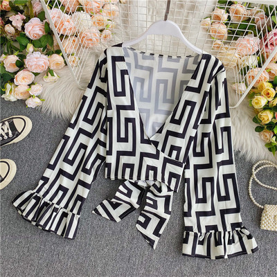 Stílusos női rövid blúz széles ujjakkal és spitz nyakkivágással