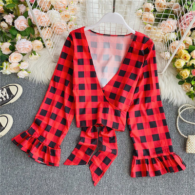 Stílusos női rövid blúz széles ujjakkal és spitz nyakkivágással