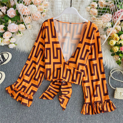 Stílusos női rövid blúz széles ujjakkal és spitz nyakkivágással