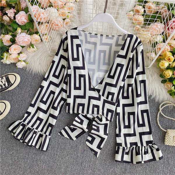 Stílusos női rövid blúz széles ujjakkal és spitz nyakkivágással