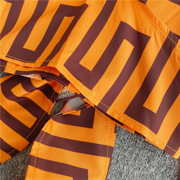 Stílusos női rövid blúz széles ujjakkal és spitz nyakkivágással