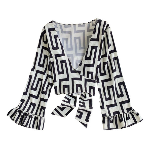 Stílusos női rövid blúz széles ujjakkal és spitz nyakkivágással