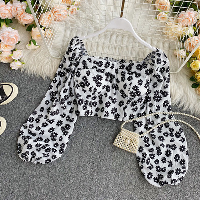 Κοντή γυναικεία μπλούζα με λουλουδάτο μοτίβο και τετράγωνο ντεκολτέ