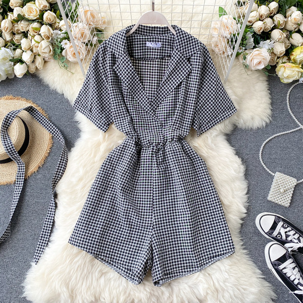 Ruuduline naiste kombinesoon spitsikaela ja vööga