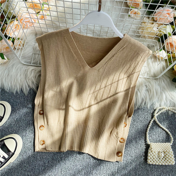 Καθημερινή γυναικεία αμάνικη μπλούζα με λαιμόκοψη και κουμπιά