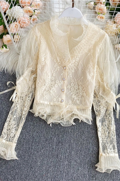 Kaasaegne naiste särk klassikalise krae ja pitsiga