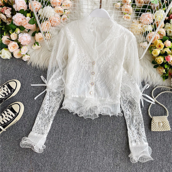 Kaasaegne naiste särk klassikalise krae ja pitsiga