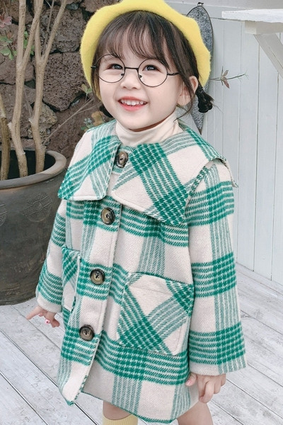 Karirani dječji kaput s džepovima i gumbima