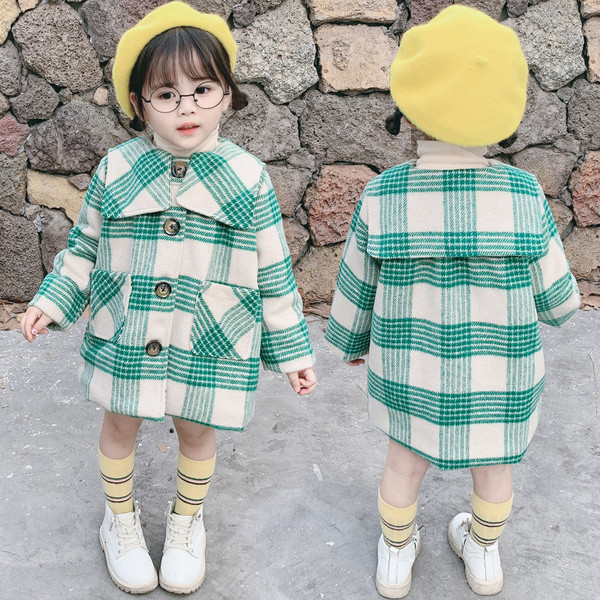 Karirani dječji kaput s džepovima i gumbima