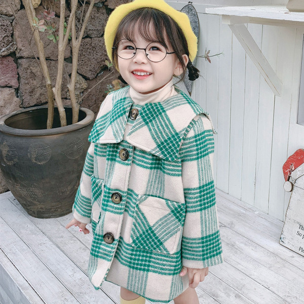 Karirani dječji kaput s džepovima i gumbima