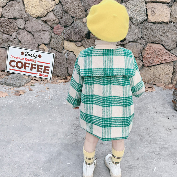 Karirani dječji kaput s džepovima i gumbima