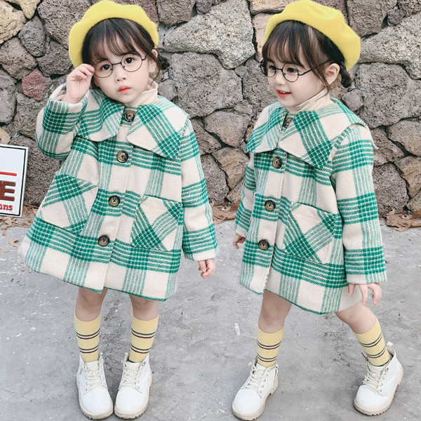 Karirani dječji kaput s džepovima i gumbima