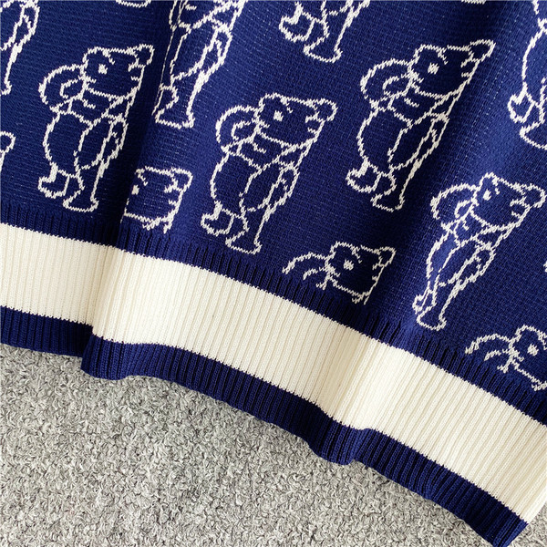 Női lezser felső normál hosszúsággal és spitz nyakkivágással