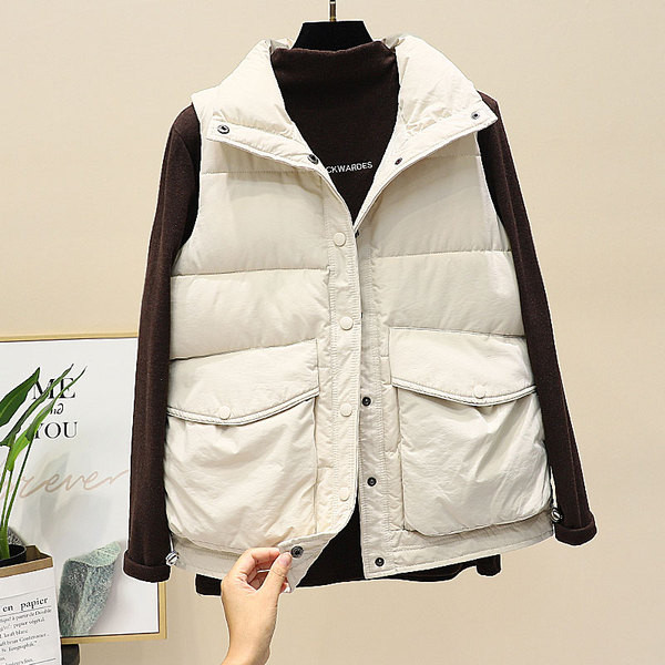 Valge ja musta värvi nööpide ja lukuga naiste vest