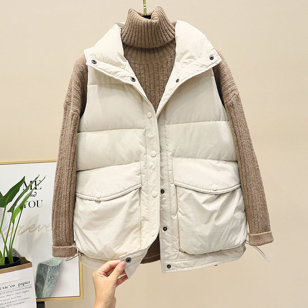 Valge ja musta värvi nööpide ja lukuga naiste vest