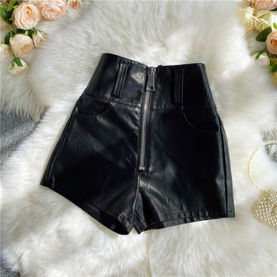 Μοντέρνα γυναικεία σορτς από οικολογικό δέρμα με φερμουάρ